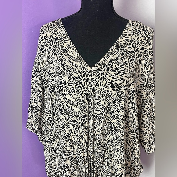 Beautiful patterned tie front blouse top - Picture 3 of 4